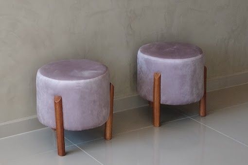 Banquetas rosé de veludo na sala de espera